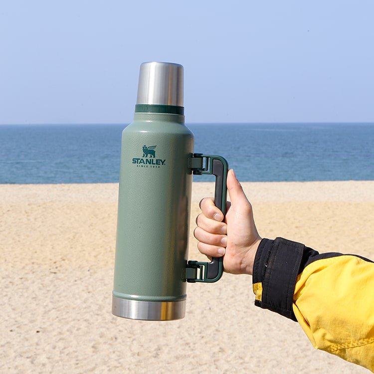 1 9l スタンレー Stanley 水筒 クラシック ボトル コップ付き 約 ギフト 2リットル クラシック ステンレス 魔法瓶 真空 おしゃれ 保冷 保温 大容量 メンズ マイボトル マイ水筒 ミリタリー 保温ポット 登山 運動会 男の子 ギフト アウトドア 春 プレゼント 夏フェス