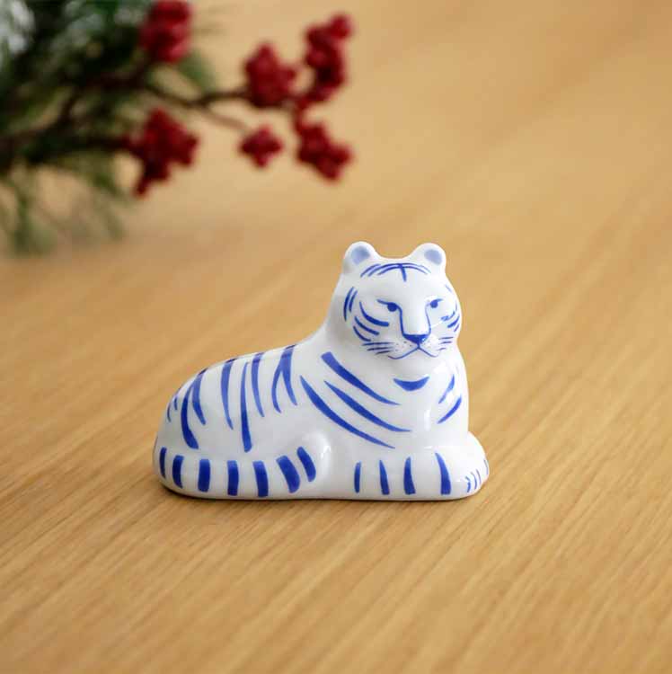 ＊リサラーソン 外をみるとら　うちをみるとら＊ そとをみるとら（きらり）