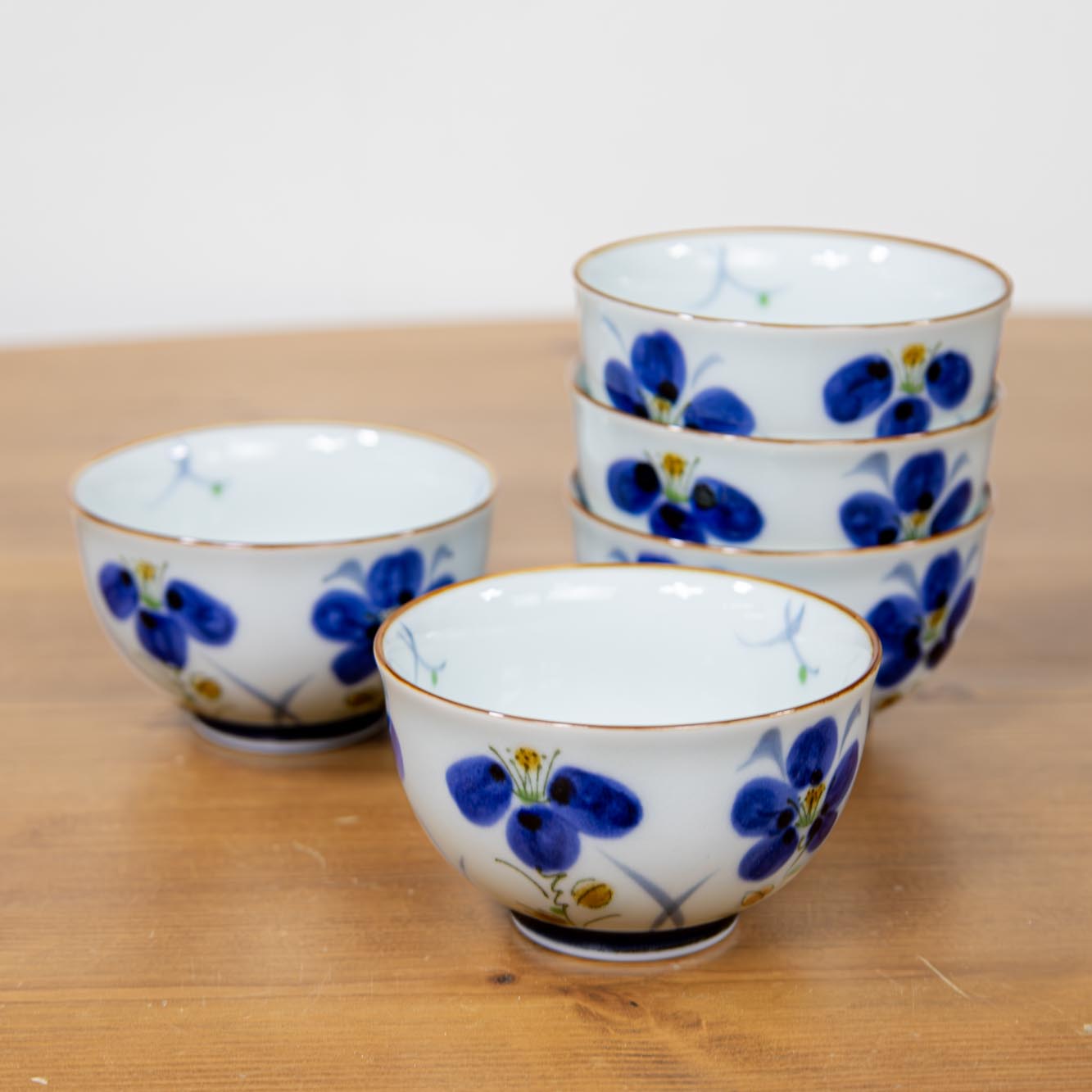 ＼ 波佐見焼 ／ 【 重山陶器 】 煎茶碗 煎茶 仙茶 仙茶椀 湯呑み 湯のみ 藍草花 内容量 約150ml 来客用 来客 業務用 旅館 飲食店 飲食 かわいい おしゃれ 和 モダン 食洗機対応 波佐見 はさみ焼き 有田焼
