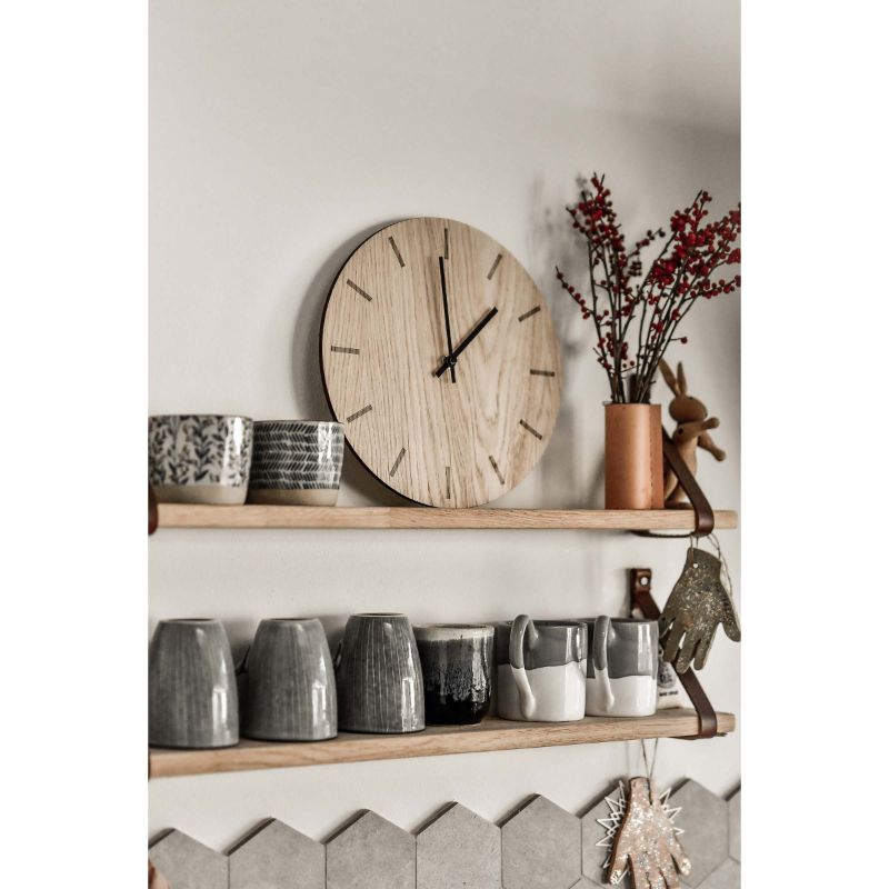 HEMVERK Wall Clock Light Oak 28mm ヘンベルク 壁掛け時計 ライトオーク 北欧 デザイン 家具 デンマーク 存在感 オーク突き板 ミニマリズム 機能性 木製雑貨 ギフト｜自然と家具とワインを。亀田屋 15,444円