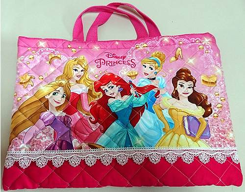 楽天市場 ディズニープリンセス Disneyprincess キルト地レッスンバッグ 手提げかばん 補助バッグ おけいこかばん D1675pn 7 紙 文具 ひかり