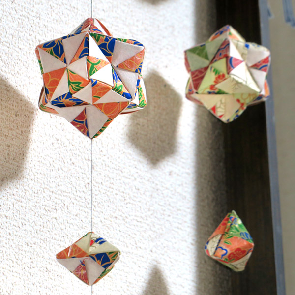 楽天市場 友禅紙で作るモビールキット 糸と重りとくす玉のつくり方説明書のセット 伝統的な柄を使った和紙 インテリア 雑貨 飾り 新居 和室 和紙 ヒマ リラックス こども 子供 親子 遊び 情操教育 暇つぶし 工作 小学生 自由工作 図工 あす楽 京都かみもん 色紙 御朱印