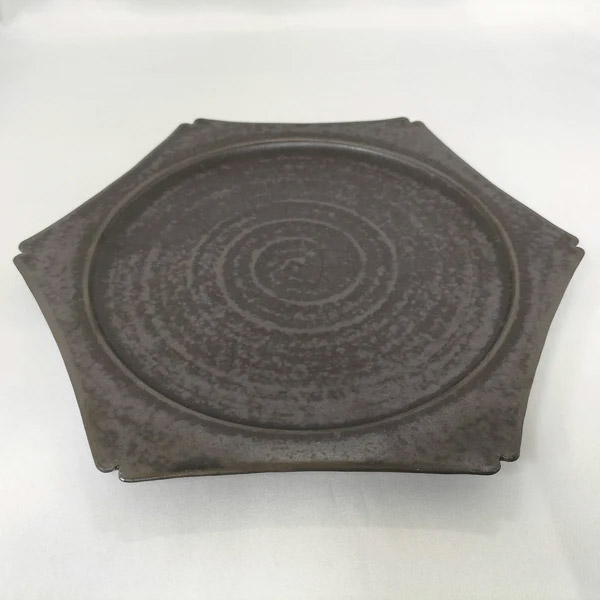 奥村企画 fuuu プレート Mat「フラットプレート(リム 六角)黒」Lサイズ メーカー直送品 ※他ブランド商品と併買不可※ 食器 清水焼 京都 テーブルウェア インテリア 和風 和雑貨 おしゃれ 高級 上品 雑貨 引っ越し祝い プレゼント ギフト 内祝い(代引不可)｜京のもん 京都の名店・名品・良品