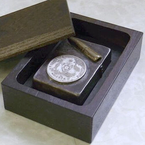 ZIPPO 木箱入りジッポライター 喫煙具 希少逸品 メタルコイン×薬莢 1942年製 ビンテージ ヴィンテージ コレクターズアイテム オーストラリア メダル入った角形 1939年アンティークZIPPO FLORIN AUSTRALIA 超レア品 ヴィンテージ 弾丸