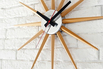 トゥエルブウッドサイン スパイン 掛け時計ウォールクロック WALL CLOCK ホワイト ナチュラル ブラウン BROWN NATURAL WHITE 太陽が燦々と輝くようなフォルム ミッドセンチュリーモダンな色使いが周りのインテリアを引き立てる