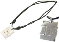 DOLCE\u0026GABBANA ペンダントネックレス<br>立体ロゴシルバープレート スクエアタグ<br>レザーチョーカー<br>アクセサリー<br>PENDANT NECKLACE<br>ドルガバ ドルチェ＆ガッバーナ<br>ドルガバ D\u0026G ディー＆ジー<br>メンズ レディース 男女兼用<br>DJ0733