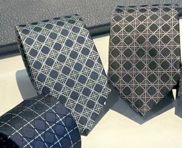 DIOR HOMMEイタリア製メンズネクタイアイコンシグネチャーCDロゴ立体感のある柔らかな風合いをもつグレーシルク100%テールDiorシグネチャージャカードロゴラベルコーディネートし易くカジュアルジャケットやスーツに似合うC888GYSILKSUITNECKTIE｜kaminorth