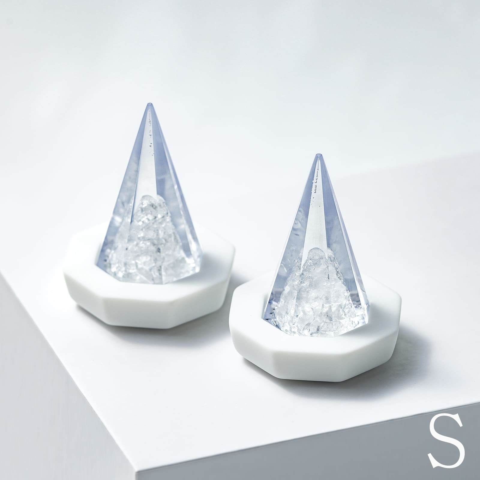 盛り塩「 溶けない盛り塩［ 光彩 ］ 2個セット 【 S 】 」 台座セット 国産 神具 岩塩 モダン シンプル モダン神棚 オブジェ インテリア かわいい おしゃれ 賃貸 オフィス 神棚 飾り 光 溶けない 交換不要 オルゴナイト 皿 クリスタル アクリル 贈り物