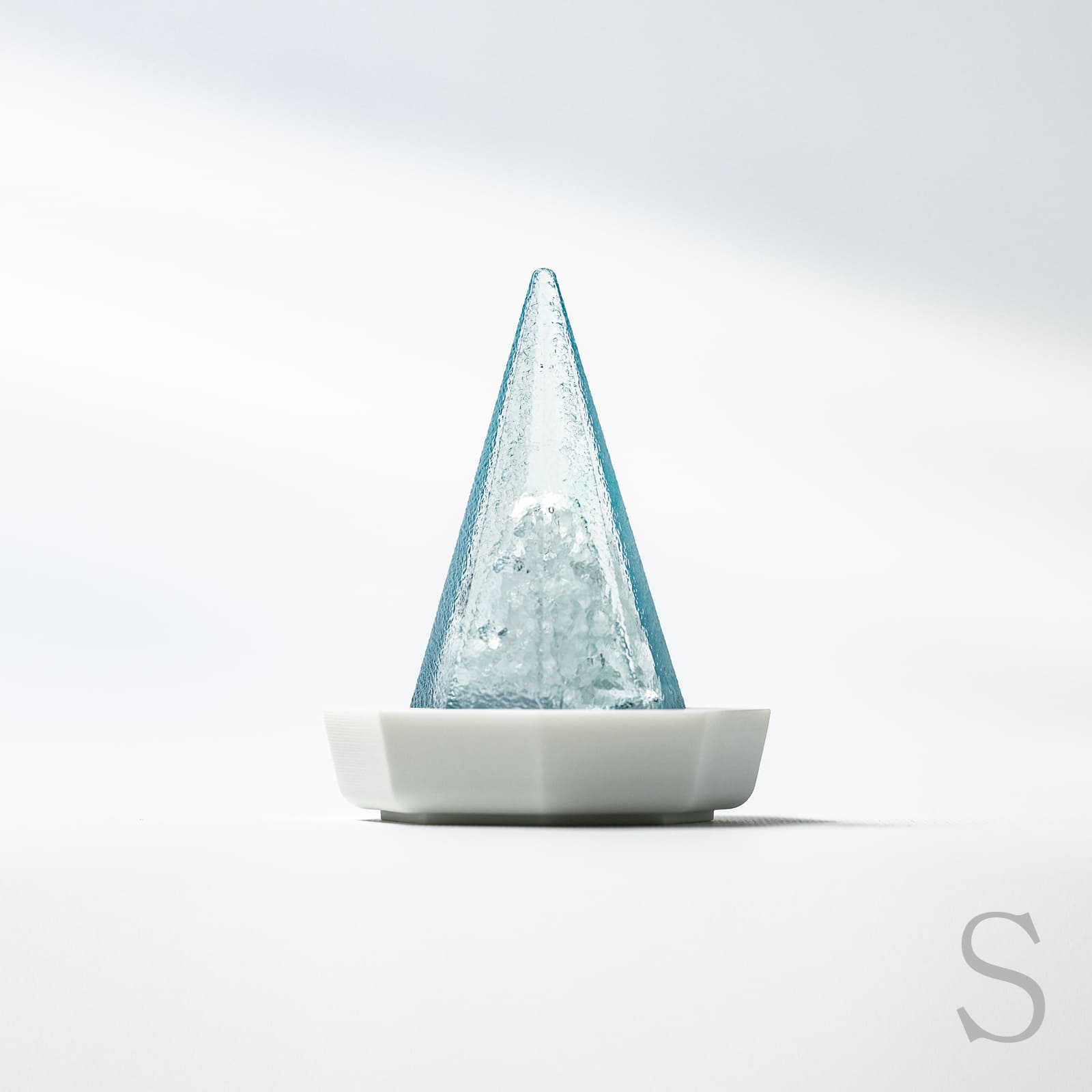 盛り塩「 溶けない盛り塩［ 翡翠 ヒスイグリーン ］ 【 S 】 」 台座セット 国産 神具 岩塩 モダン シンプル モダン神棚 オブジェ インテリア かわいい おしゃれ 賃貸 オフィス 神棚 飾り 光 溶けない 交換不要 オルゴナイト 皿 クリスタル アクリル 贈り物