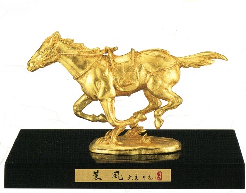 馬年　午　馬　2026年　令和8年　新年　置物　干支置物　薫風　本金泊仕上　大森孝志作　2-3　「寸法」高さ8.4×幅13.5×奥行3cm 塗板　幅15×奥行10cm
