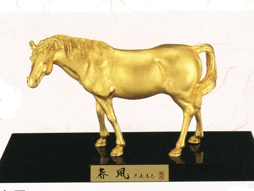 馬年 干支飾りつけ 春風 本金泊仕上 大森孝志作 1-4 「大きさ」高さ11.5×幅18×奥ふかさ7糎    黒板 幅24×奥ふかさ12糎