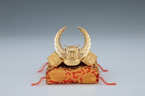 高岡銅器 兜飾り 源義経公 出世兜 国指定伝統工芸品 楽天市場】高岡銅器【五月人形】23-48置物 黄金豆兜 源義経 かぶと 兜