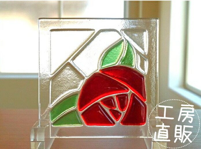 フュージング 住宅用ガラスパネル 椿 背景クリア 9cm×9cm <br>【ステンドグラス工房直販 ドア 扉 明かり採り 花 ミニ 壁埋め込み 小窓 新築 改築 新生活 リフォーム インテリア 建材パーツ 空間アクセント 室内装飾 壁装飾】