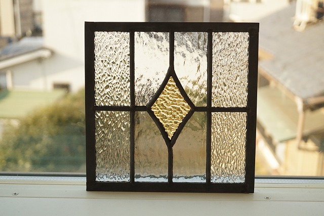 <br>ステンドグラス パネル 住宅用 アールダイヤ コハク 18cm×18cm 【ステンド 室内窓 壁埋め込み 小窓 イエロー 明かり採り 新築 改築 新生活 リフォーム インテリア 建材パーツ 空間アクセント 室内装飾 壁装飾】