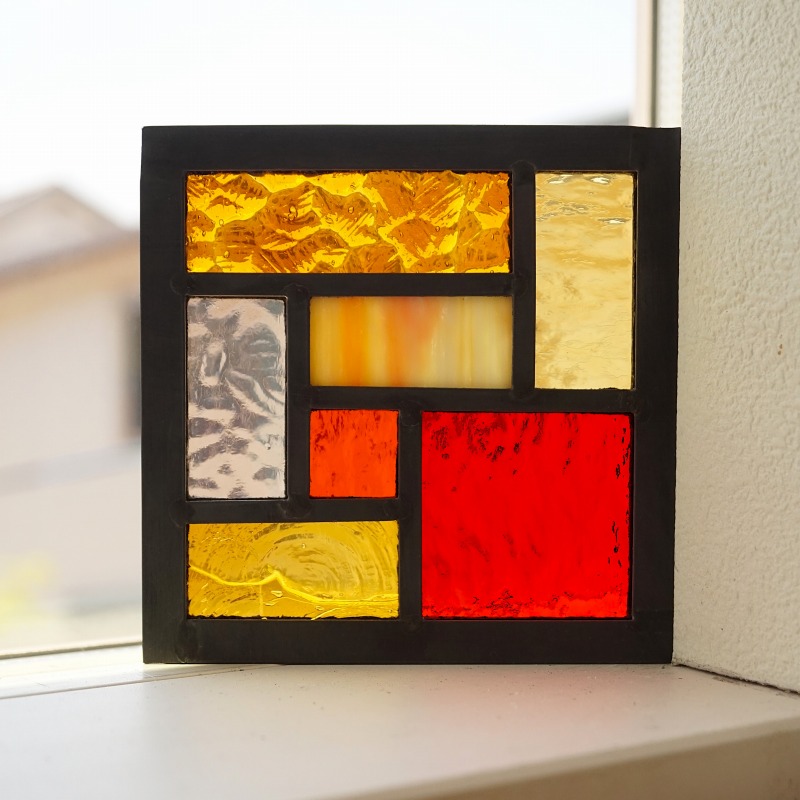 <br>ステンドグラス パネル 住宅用 7つのスクエア イエロー×オレンジ×レッド 12cm×12cm<br>【ステンド 室内窓 壁埋め込み 小窓  明かり採り 新築 改築 新生活 リフォーム インテリア 建材パーツ 空間アクセント 室内装飾 壁装飾】