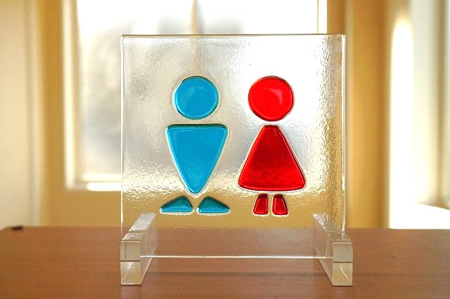 フュージング ガラスパネル トイレシリーズ 男女 レッド×水色 〔12cm×12cm 〕