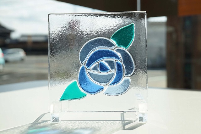 <br>一点もの フュージング 住宅用ガラスパネル バラ ブルー 12cm×12cm<br>【ステンドグラス工房直販 ドア 扉 花 明かり採り 小窓 新築 改築 新生活 リフォーム インテリア 建材パーツ 空間アクセント 室内装飾 壁装飾】