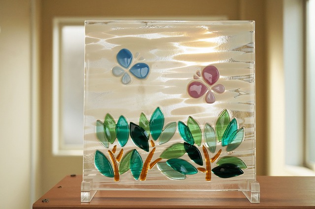フュージング ガラスパネル 2匹のちょうちょ 〔20cm&times;20cm〕｜ステンドグラス工房 glassliving奏
