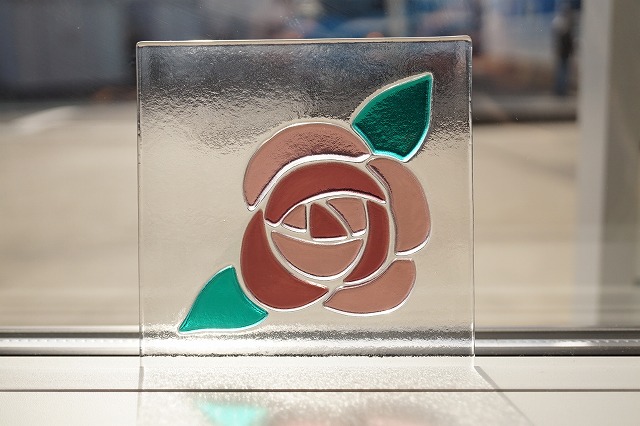 <br>一点もの フュージング 住宅用ガラスパネル バラ ピンク 12cm×12cm<br>【ステンドグラス工房直販 ドア 扉 花 明かり採り 小窓 新築 改築 新生活 リフォーム インテリア 建材パーツ 空間アクセント 室内装飾 壁装飾】