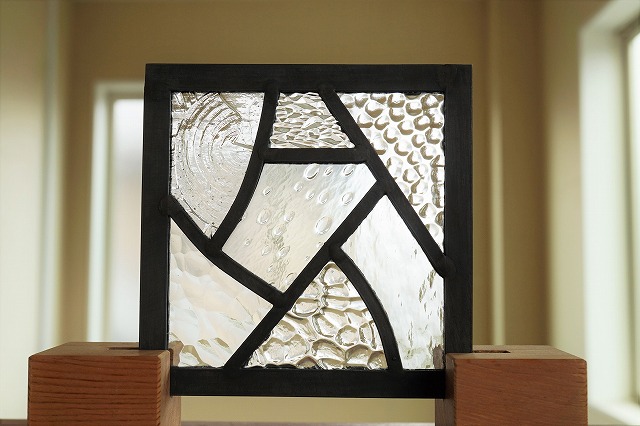 <br>ステンドグラス パネル 住宅用 カーブとストレート 7種のクリア 12cm×12cm <br>【ステンド 室内窓 壁埋め込み 小窓 カラーレス 明かり採り 新築 改築 新生活 リフォーム インテリア 建材パーツ 空間アクセント 室内装飾 壁装飾】