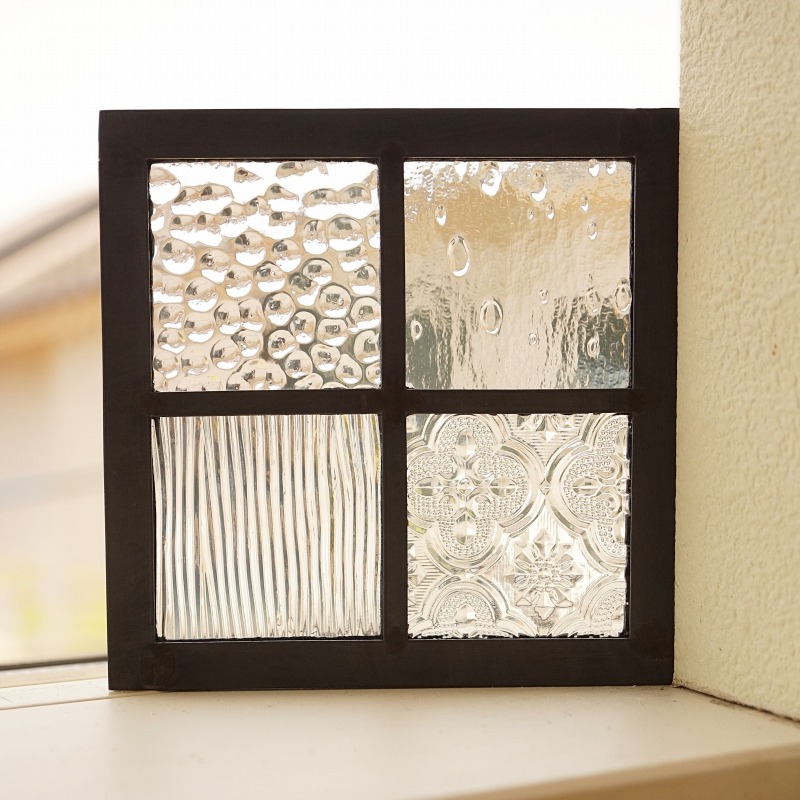 <br>ステンドグラス パネル 住宅用 格子2×2  4種のクリア 12cm×12cm　<br>【ステンド 室内窓 壁埋め込み 小窓 スクエア カラーレス フローラガラス 明かり採り 新築 改築 新生活 リフォーム インテリア 建材パーツ 空間アクセント 室内装飾 壁装飾】