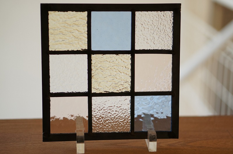 <br>一点もの ステンドグラス パネル 住宅用 格子3×3 クリア＆淡い色3 18cm×18cm <br>【ステンド 室内窓 壁埋め込み 小窓 スクエア パステルカラー 明かり採り 新築 改築 新生活 リフォーム インテリア 建材パーツ 空間アクセント】