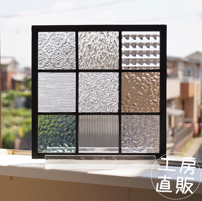 <br>ステンドグラスパネル 住宅用 格子3×3 クリア×3種の淡い色の組み合わせ 25cm×25cm <br>【ステンド 室内窓 壁埋め込み 小窓 スクエア パステルカラー 明かり採り 新築 改築 新生活 リフォーム インテリア フローラ 建材パーツ 空間アクセント 室内装飾 壁装飾】