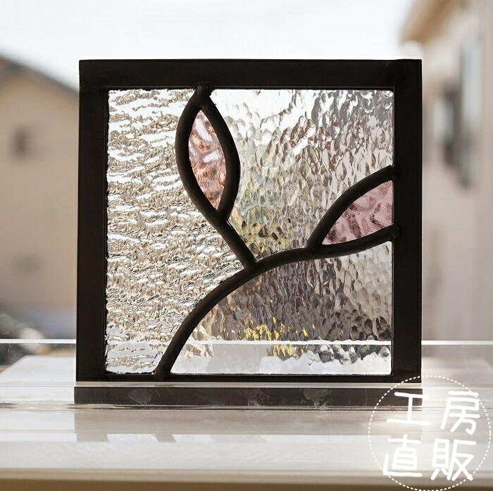 <br>ステンドグラス パネル 住宅用 小さな葉っぱ スモークピンク 2種のクリアの背景 12cm×12cm<br>【ステンド 室内窓 壁埋め込み 小窓 スクエア 葉っぱ 明かり採り新築 改築 新生活 リフォーム インテリア 建材パーツ 空間アクセント 室内装飾 壁装飾】