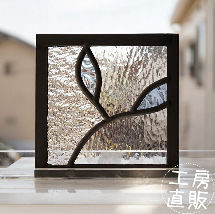 <br>ステンドグラス パネル 住宅用 小さな葉っぱ 淡いブルー 2種のクリアの背景 12cm×12cm<br>【ステンド 室内窓 壁埋め込み 小窓 スクエア 葉っぱ 明かり採り新築 改築 新生活 リフォーム インテリア 建材パーツ 空間アクセント 室内装飾 壁装飾】