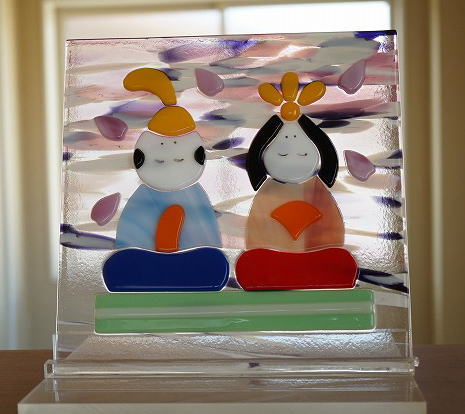 <br>フュージング 桜とお雛さま 20cm×20cm 【ステンドグラス工房直販 ドア 扉 スクエア 明かり採り 壁埋め込み 小窓 新築 改築 新生活 リフォーム インテリア 建材パーツ 空間アクセント 室内装飾 壁装飾】
