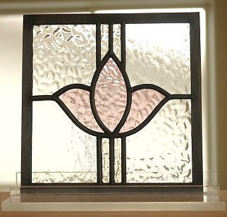 <br>訳あり ステンドグラス 住宅用 チューリップとライン 淡いピンク×淡いコハク 18cm×18cm　<br>【ステンド 室内窓 壁埋め込み スクエア 小窓 アンティークモチーフ レトロ 明り採り 新築 改築 新生活 リフォーム インテリア 建材パーツ 空間アクセント 室内装飾 壁装飾】