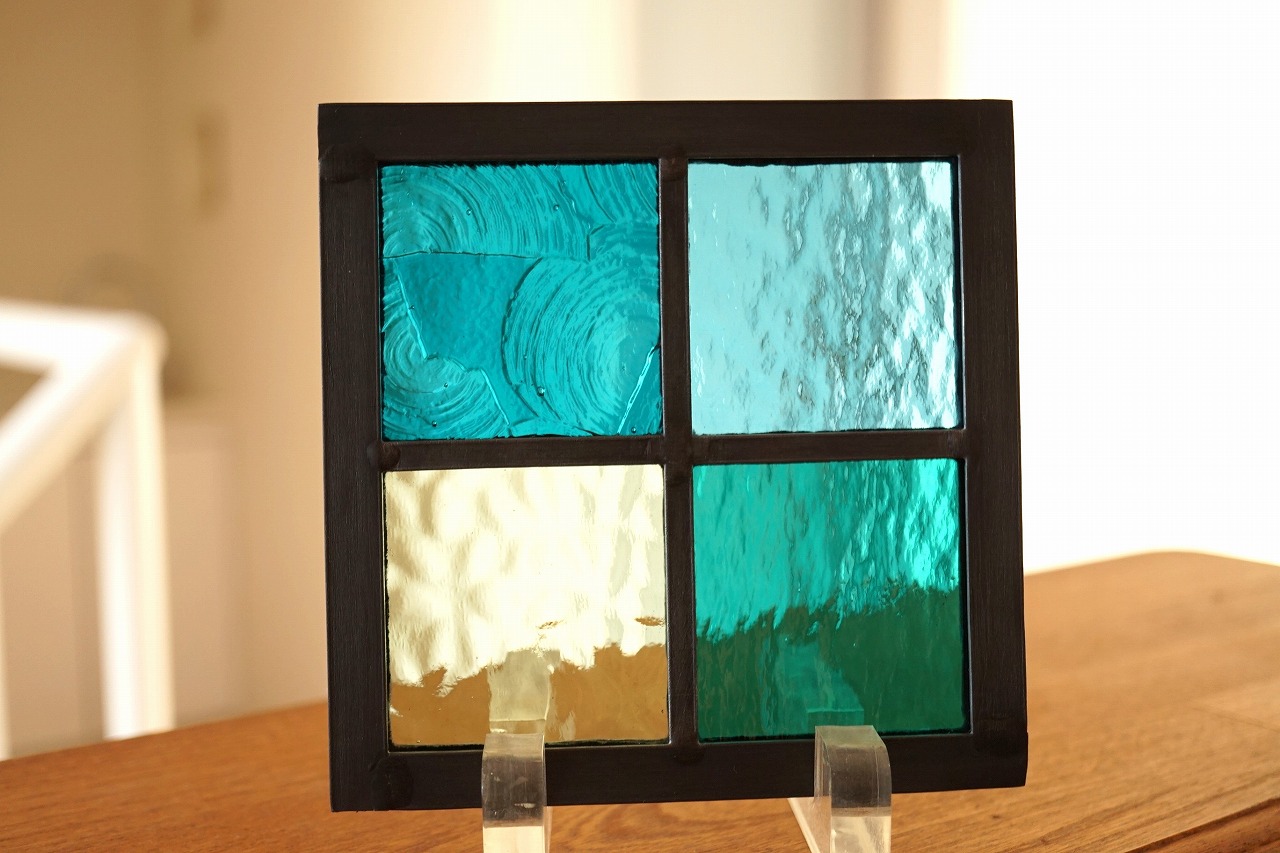 <br>ステンドグラス パネル 住宅用 格子2×2 ブルーグリーン×淡いブルーグリーン 12cm×12cm　<br>【ステンド 室内窓 壁埋め込み 小窓 青緑 スクエア 市松模様 明かり採り 新築 改築 新生活 リフォーム インテリア 建材パーツ 空間アクセント 室内装飾 壁装飾】