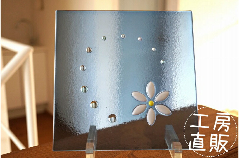 フュージング 住宅用ガラスパネル マーガレット 背景ブルー 20cm×20cm <br>【ステンドグラス工房直販 ドア 扉 明かり採り 花 ミニ 壁埋め込み 小窓 新築 改築 新生活 リフォーム インテリア 建材パーツ 空間アクセント 室内装飾 壁装飾】