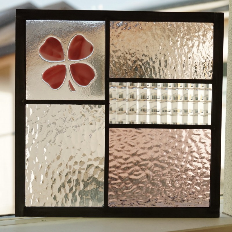 <br>一点もの ステンドグラス パネル 住宅用 5つのガラスMIXフュージングクローバー 透けないピンク 25cm×25cm　<br>【ステンド 室内窓 壁埋め込み チェッカーガラス スクエア 小窓 明かり採り 新築 改築 新生活 リフォーム インテリア 建材パーツ 空間アクセント 壁装飾】