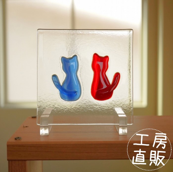 <br>フュージング 住宅用ガラスパネル トイレシリーズ ねこ2 レッド×ブルー 12cm×12cm <br>【ステンドグラス工房直販 ドア 扉 明かり採り トイレマーク 小窓 新築 改築 新生活 リフォーム インテリア 建材パーツ 空間アクセント 室内装飾 壁装飾】