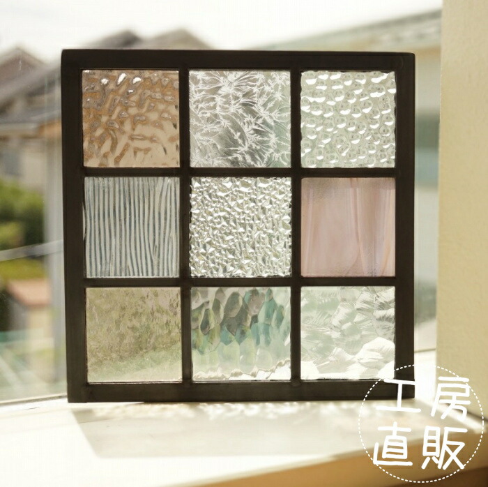 <br>ステンドグラス パネル 住宅用 格子3×3 クリア×ピンク×パープル 18cm×18cm <br>【ステンド 室内窓 壁埋め込み 小窓 スクエア パステルカラー 明かり採り 新築 改築 新生活 リフォーム インテリア 建材パーツ 空間アクセント】