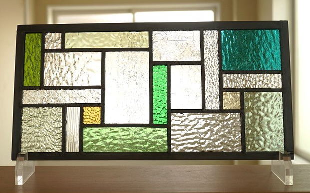 <br>訳あり  ステンドグラス 住宅用 19のスクエア グリーン×イエロー×クリア 40cm×20cm　<br>【ステンド 室内窓 壁埋め込み スクエア 小窓 アンティークモチーフ レトロ 明り採り 新築 改築 新生活 リフォーム インテリア 建材パーツ 空間アクセント 室内装飾 壁装飾】