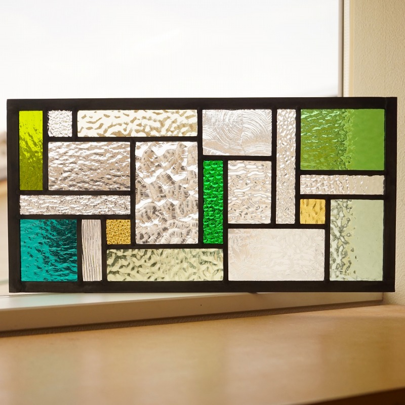 ステンドグラス パネル 住宅用 19のスクエア グリーン×イエロー×クリア 40cm×20cm <br>【ステンド 室内窓 壁埋め込み 小窓 緑色 明かり採り 新築 改築 新生活 リフォーム インテリア 建材パーツ 空間アクセント 室内装飾 壁装飾】