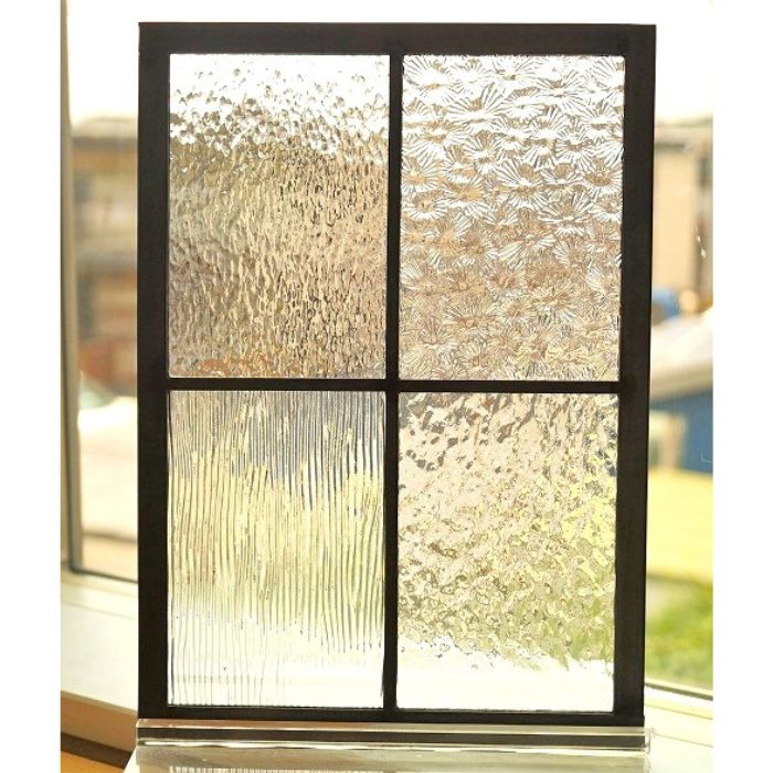 <br>ステンドグラス パネル 住宅用 格子2×2 4種のクリア 長方形 20cm×28cm　<br>【ステンド 室内窓 壁埋め込み 小窓 カラーレス 明かり採り 新築 改築 新生活 リフォーム インテリア 建材パーツ 空間アクセント 室内装飾 壁装飾】