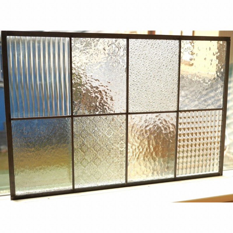 <br>ステンドグラス パネル 住宅用 格子2×4 8種のクリアガラスの組み合わせ 60cm×40cm　<br>【ステンド 室内窓 壁埋め込み 小窓 チェッカーガラス カラーレス 明かり採り新築 改築 新生活 リフォーム インテリア 建材パーツ 空間アクセント 室内装飾 壁装飾】