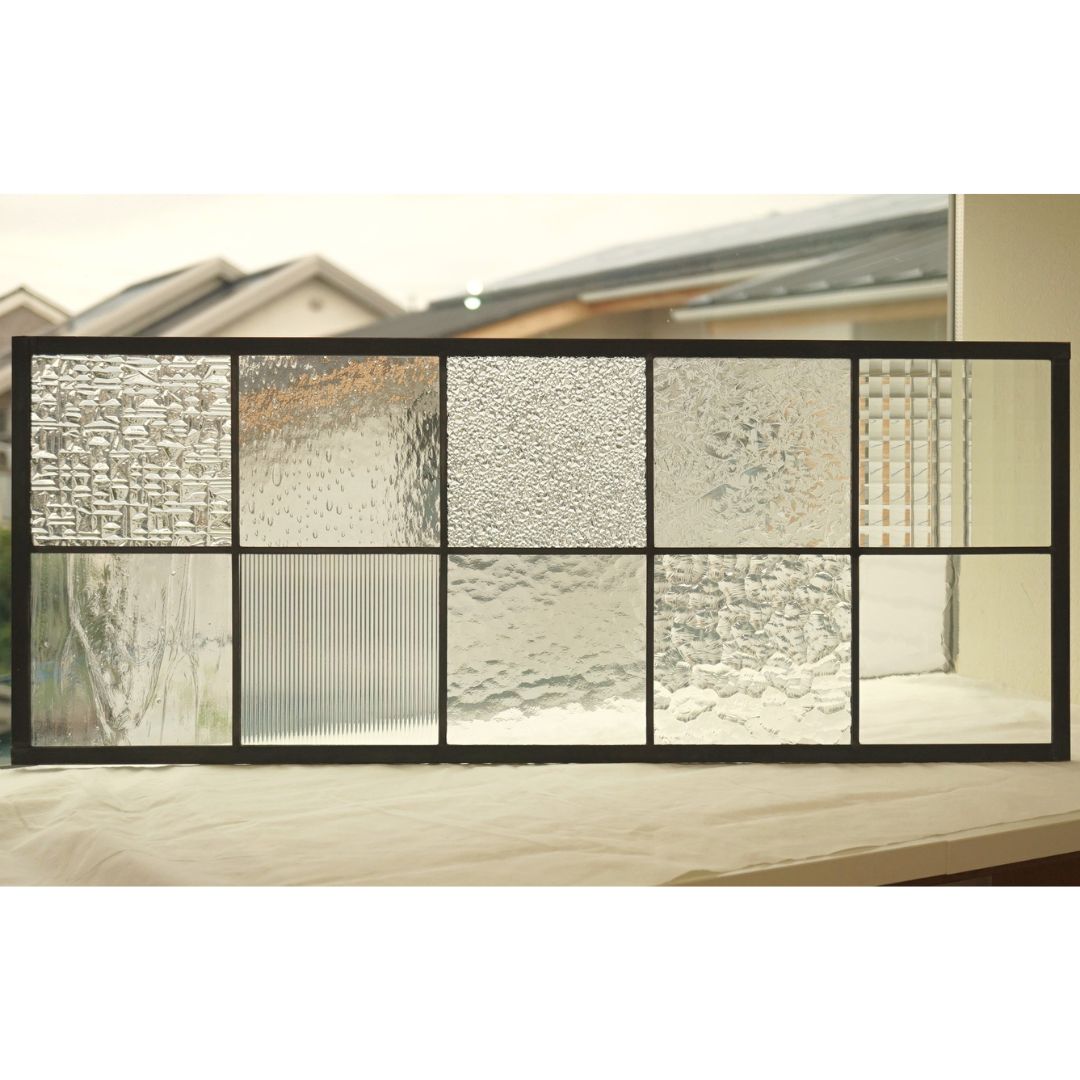 <br>ステンドグラス パネル 住宅用 格子2×5 長方形 10種のクリア 75cm×30cm <br>【ステンド 室内窓 壁埋め込み 小窓 スクエア チェッカーガラス カラーレス 明かり採り 新築 改築 新生活 リフォーム インテリア 建材パーツ 空間アクセント 室内装飾 壁装飾】