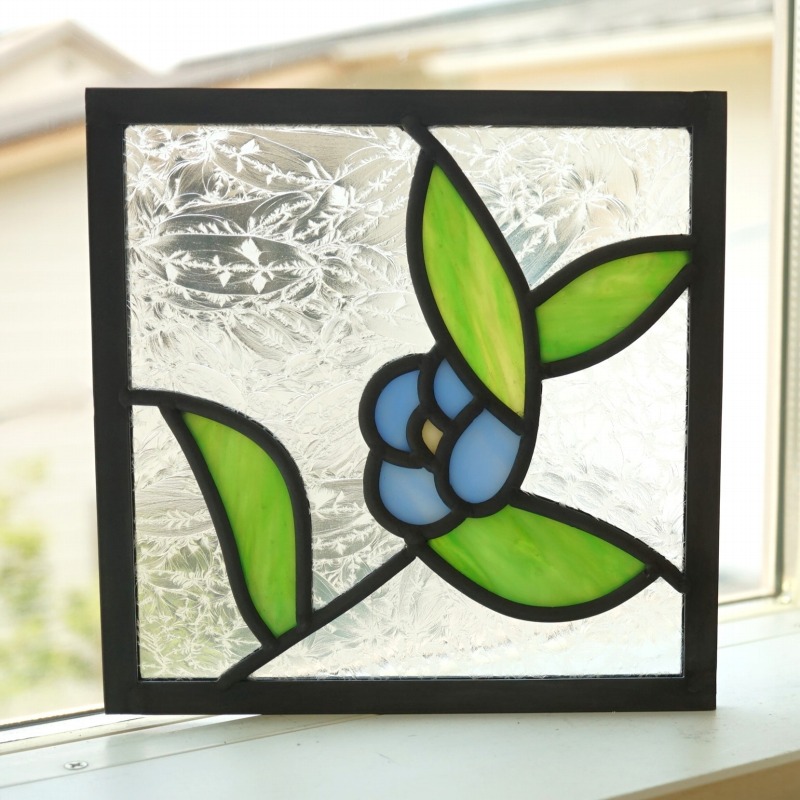 <br>ステンドグラス パネル 住宅用 葉っぱと花 右 ブルー 18cm×18cm　<br>【ステンド 室内窓 壁埋め込み スクエア 小窓 植物 明かり採り】