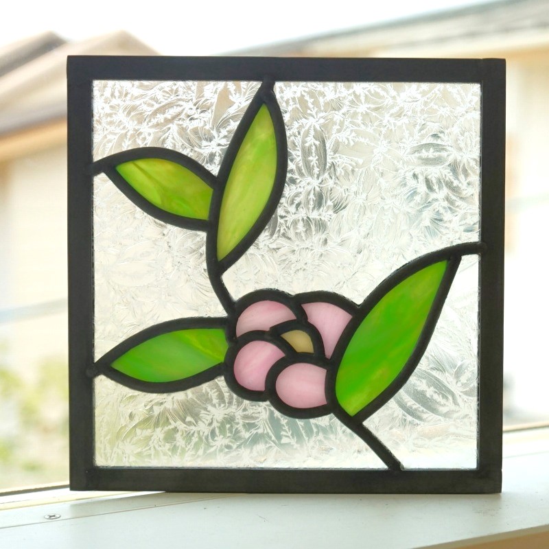 <br>ステンドグラス パネル 住宅用 葉っぱと花 左 ピンク 18cm×18cm　<br>【ステンド 室内窓 壁埋め込み スクエア 小窓 植物 明かり採り】