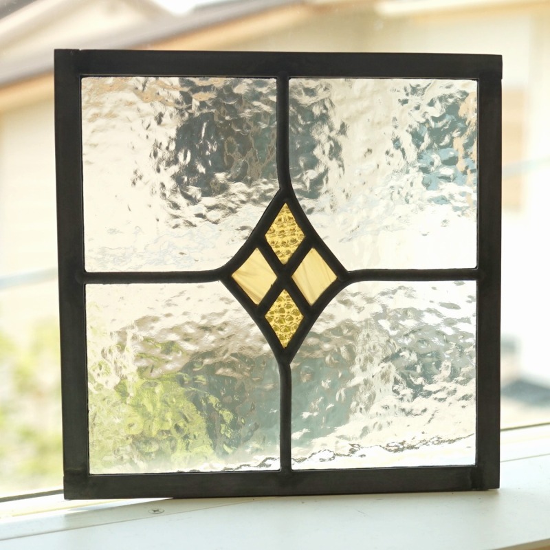 <br>ステンドグラス パネル 住宅用 4つのダイヤ 曲線 コハク 18cm×18cm【ステンド 室内窓 壁埋め込み 黄色 小窓  明かり採り 新築 改築 新生活 リフォーム インテリア 建材パーツ 空間アクセント 室内装飾 壁装飾】
