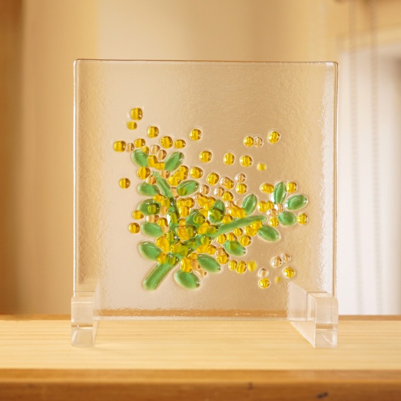 フュージング 住宅用ガラスパネル ミモザ1 12cm×12cm <br>【ステンドグラス工房直販 ドア 扉 明かり採り 花 ミニ 壁埋め込み 小窓 新築 改築 新生活 リフォーム インテリア 建材パーツ 空間アクセント 室内装飾 壁装飾】