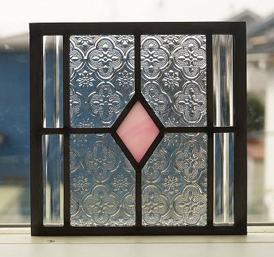 <br>ステンドグラス 住宅用 ダイヤ 乳白ピンク 18cm×18cm 訳あり　<br>【ステンド 室内窓 壁埋め込み 明り採り 新築 改築 新生活 リフォーム インテリア 建材パーツ 空間アクセント 室内装飾 壁装飾】