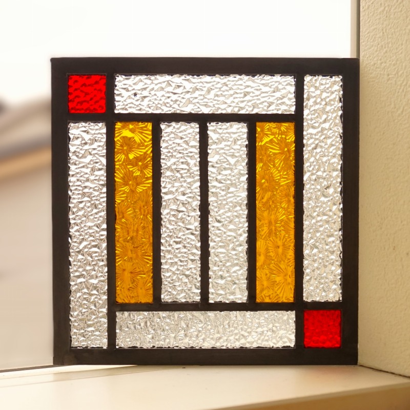 ステンドグラス パネル 住宅用 10のスクエア イエロー×レッド 18cm×18cm <br>【ステンド 室内窓 壁埋め込み 小窓  明かり採り 新築 改築 新生活 リフォーム インテリア 建材パーツ 空間アクセント 室内装飾 壁装飾】
