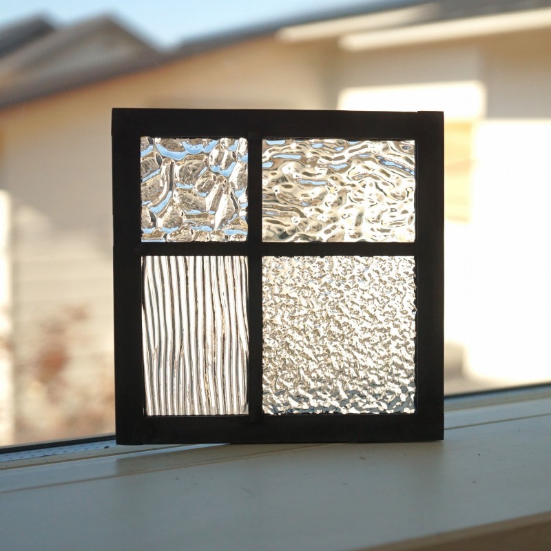 <br>ステンドグラス パネル 住宅用 4つのガラス 格子 4種のクリア 12cm×12cm<br>【ステンド 室内窓 壁埋め込み 小窓 スクエア カラーレス 明かり採り 新築 改築 新生活 リフォーム インテリア 建材パーツ 空間アクセント 室内装飾 壁装飾】