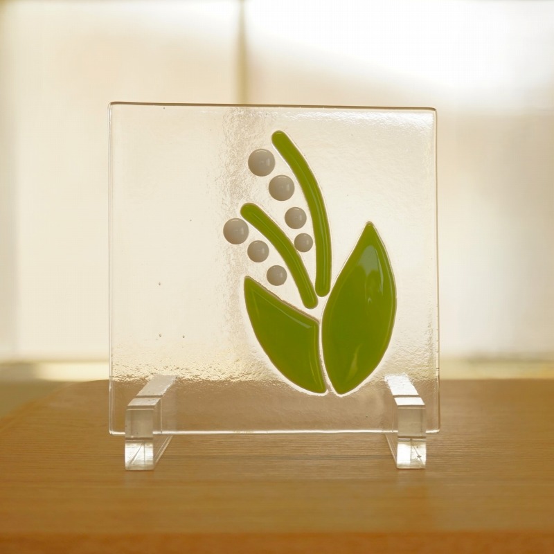 フュージング 住宅用ガラスパネル すずらん 12cm×12cm <br>【ステンドグラス工房直販 ドア 扉 明かり採り 花 ミニ 壁埋め込み 小窓 新築 改築 新生活 リフォーム インテリア 建材パーツ 空間アクセント 室内装飾 壁装飾】