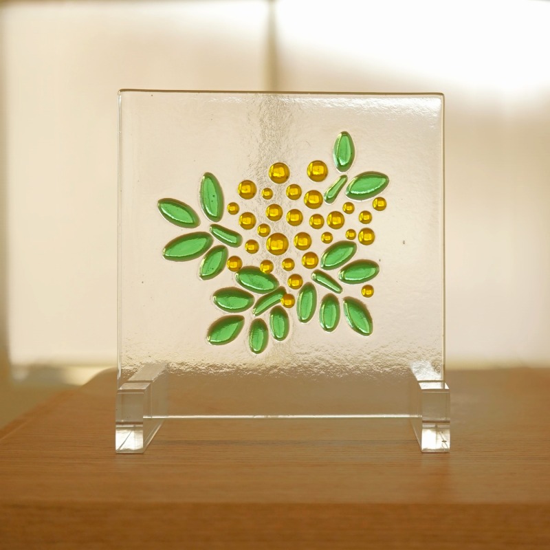 フュージング 住宅用ガラスパネル ミモザ2 12cm×12cm <br>【ステンドグラス工房直販 ドア 扉 明かり採り 花 ミニ 壁埋め込み 小窓 新築 改築 新生活 リフォーム インテリア 建材パーツ 空間アクセント 室内装飾 壁装飾】